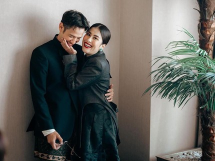 7 Potret Kemesraan Tarra Budiman dan Sang Istri Gya Sadiqah