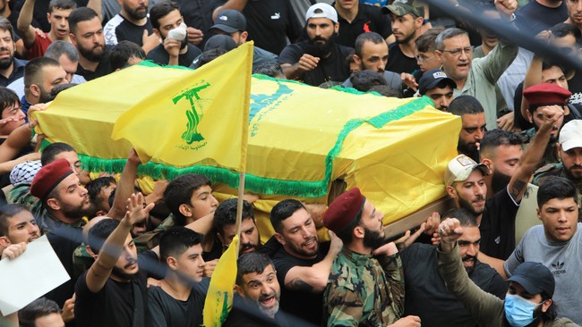 Komandan milisi di Lebanon Selatan Hizbullah yang tewas karena serangan Israel, Ibrahim Aqil, dimakamkan pada Minggu (22/9).
