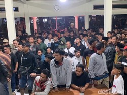 Warga Trenggalek Geruduk Kantor Desa Tuntut Kasus Kiai Cabul Diproses