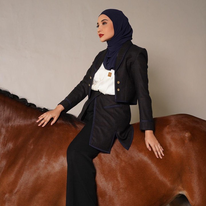 <p>Ada banyak foto yang ia bagikan di sana. Semua menarik perhatian karena Zaskia terlihat menawan dengan OOTD serba hitam bersama kudanya yang gagah, Bunda."MasyaAllah tabarakallaaaahhh," tutur @sikoyat****. (Foto: Instagram @zaskiasungkar15)<br /><br /><br /></p>