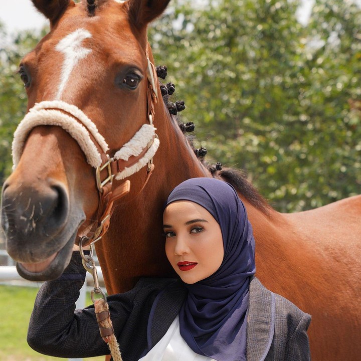 <p>Zaskia Sungkar diketahui memiliki hobi berkuda, Bunda. Beberapa waktu lalu, ia menyempatkan diri untuk melakukan sesi <em>photoshoot</em> dengan kuda kesayangannya, nih.(Foto: Instagram @zaskiasungkar15)<br /><br /><br /></p>