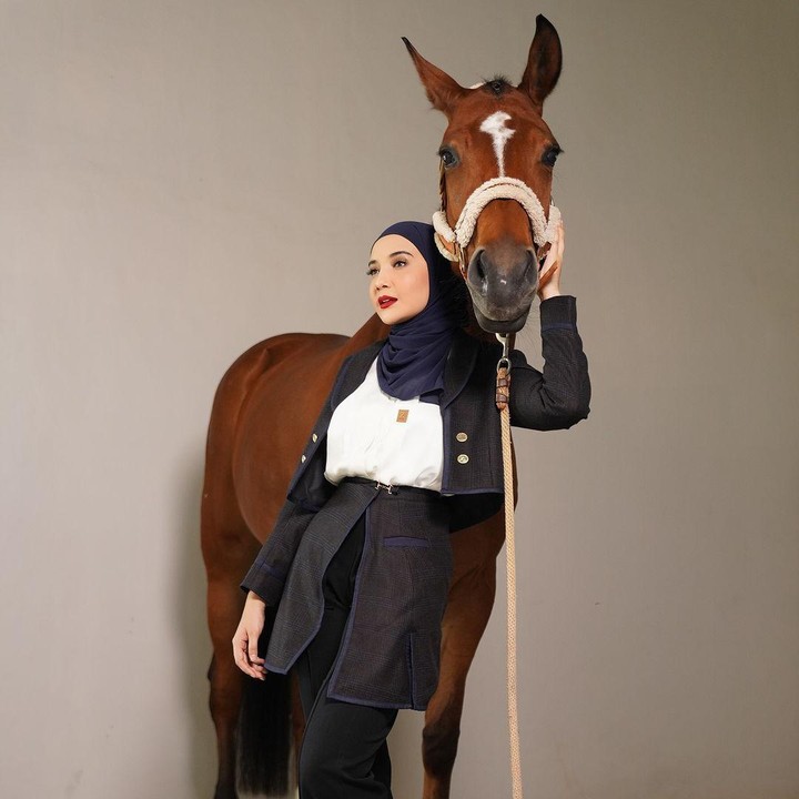 <p>Tak hanya itu, kuda Zaskia juga disebut <em>photogenic,</em> nih. "Horsenyaa ka kiaa kenapa bisaa ikut <em>photogenic</em> gitu siii," ujar akun @shavi****. Bagaimana menurut pendapat Bunda? (Foto: Instagram @zaskiasungkar15)</p>