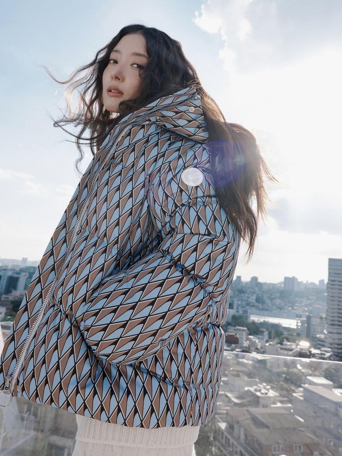 Aktris Lee Se Young, bintang berbakat Korea Selatan, terus mencuri perhatian publik dengan kiprahnya yang tak henti-hentinya di dunia hiburan. Selama berkarier, aktris Lee Se Young dikenal sebagai sosok yang tak kenal lelah./Foto: Dazed Korea