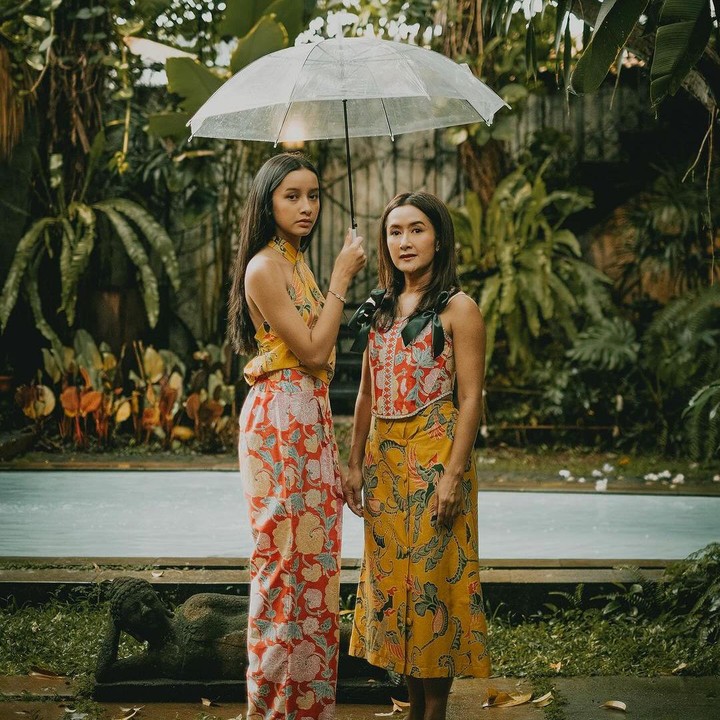 <p>Widuri putri Widi Mulia dan Dwi Sasono termasuk anak lekat dengan batik seperti sang Bunda. Pada beberapa momen, ia terlihat tampil cantik dengan batik yang modern. (Foto: Instagram: @widimulia)</p>