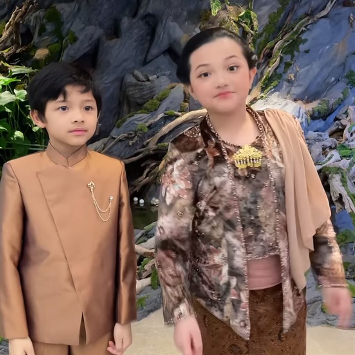 <p>Pada beberapa kesempatan, Arsy Hermansyah putri Ashanty dan Anang tampil mengenakal kebaya dan rok batik yang cantik. Untuk melengkapi penampilan yang elegan, Arsy membiarkan rambut panjangnya disanggul. (Foto: Instagram: @queenarsy)</p>