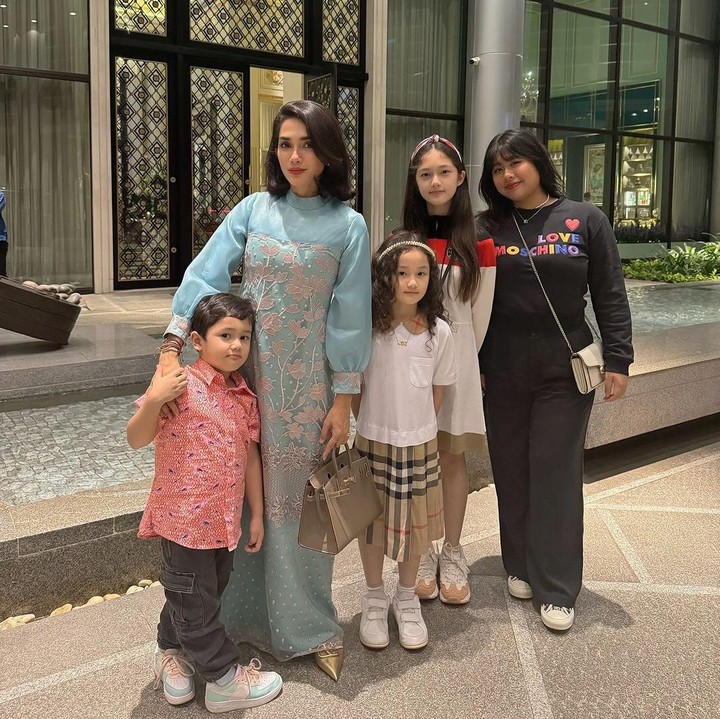 <p>Anak lak-laki Ussy Sulistiawaty, Sakalingga Ibra Pratama, terlihat tampan ketika mengenakan batik berwarna merah, Bunda. Saka tampil menggunakan batik yang dipadukan dengan <em>jeans</em> hitam cargo dan <em>sneakers</em>. (Foto: Instagram: @ussypratama)</p>