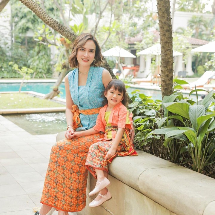 <p>Ketika Hari Kemerdekaan Indonesia, Shandy Aulia kompak mengenakan batik dan kebaya bersama sang putri, Claire Herbowo. Perpaduan warna oranye dan hijau terlihat sangat cantik pada Si Kecil, Bunda. "Dirgahayu Indonesia ke-79! Kiranya kesejahteraan dan kedamaian selalu menyertai Indonesia," papar Shandy seraya mengunggah potret bersama sang putri. (Foto: Instagram: @shandyaulia)</p>