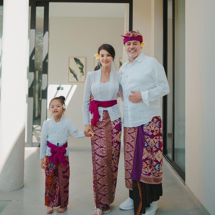 <p>Putri chef ternama Farah Quinn, Amaira, terlihat memesona dengan kain batik khas Bali, Bunda. Tidak hanya itu, tampilannya turut disempurnakan dengan kebaya putih dan rambut yang disanggul lengkap dengan bunga kamboja di telinga. Pakaian ini ia kenakan saat melakukan upacara adat untuk memberkati rumahnya di Bali. "Upacara pemberkatan rumah di Bali dikenal secara lokal sebagai Melaspas untuk Villa Amaira," kata Farah. (Foto: Instagram: @farahquinnofficial)</p>
