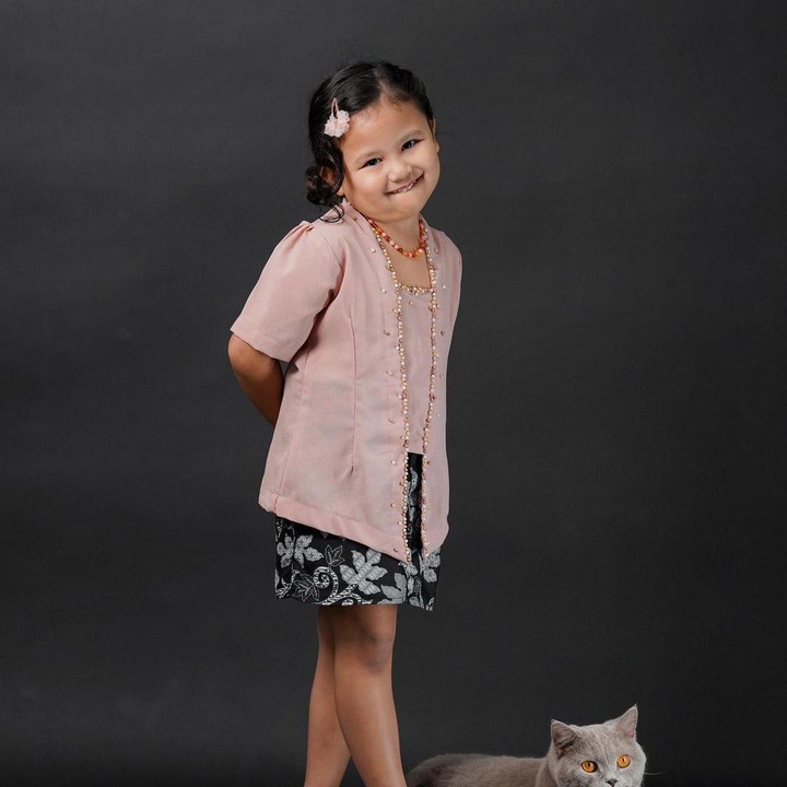 <p>Sea Dedari putri Sharena Delon terlihat cantik mengenakan rok batik dan kebaya<em> dusty pink</em> di Hari Kartini nih, Bunda. Tidak sendirian, Sea turut membawa sang kucing kesayangan ketika melakukan <em>photoshoot</em>. "Ibu kecil kita, Cey Cey, ingin mengucapkan Selamat Hari Kartini untuk semua perempuan hebat di Indonesia," tulis Sharena. (Foto: Instagram: @mrssharena)</p>