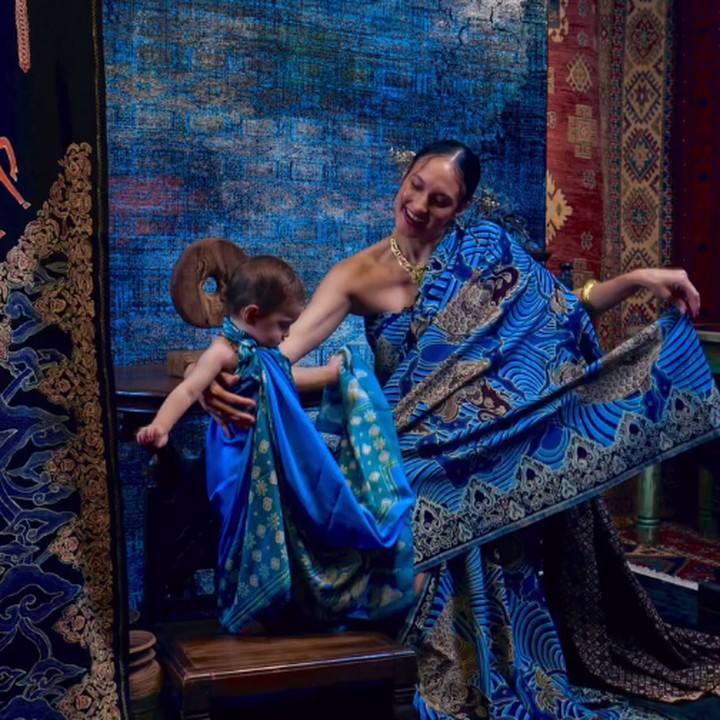 <p>Nadine Chandrawinata telah mengenalkan sang putri, Nadi Djiwa, dengan keragaman Indonesia sejak lahir. Tidak hanya alam yang indah, Nadine juga sering memakaikan batik menggemaskan pada sang putri. "Percikan energi Pancasila," ujar Nadine. (Foto: Instagram: @nadinelist)</p>
