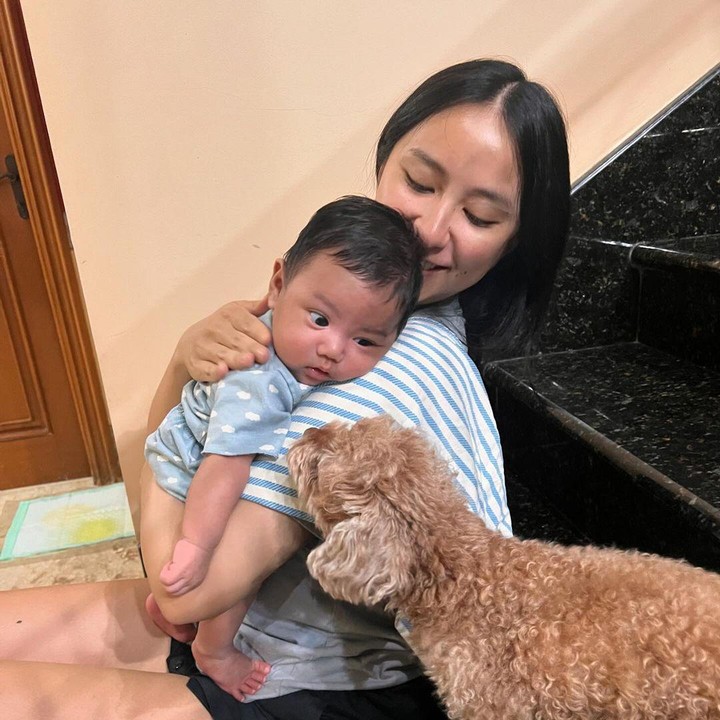 <p>Selain tersihir oleh parasnya yang lucu, netizen juga salah fokus dengan tanda lahir yang berada di tangan Elio, Bunda. Pasalnya bentuk tanda lahir anak Joshua Suherman ini tampak unik. (Foto: Instagram@jojosuherman)<br /><br /><br /></p>
