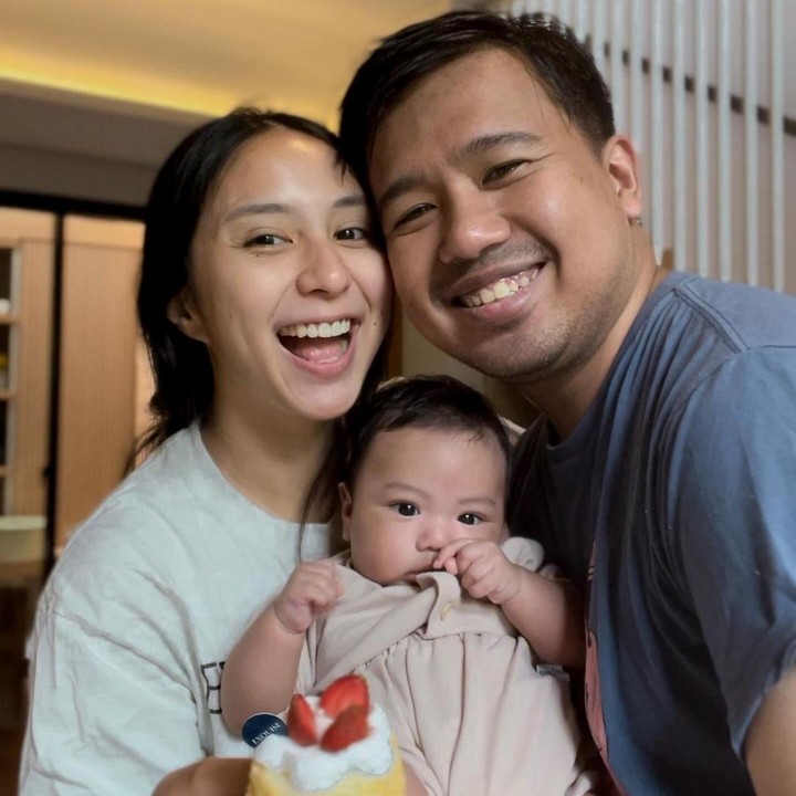 <p>Momen tersebut dibagikan langsung oleh Joshua melalui beberapa potret yang diunggah di akun Instagram pribadinya. “Sudah umur dua bulan saja, enggak kerasa ya? KERASA DONG KALO ANDA IKUT BEGADANG. Cepet gede, nak!” tulisnya, dikutip dari laman Instagram @jojosuherman, Selasa (24/9/2024). (Foto: Instagram@jojosuherman)<br /><br /><br /></p>
