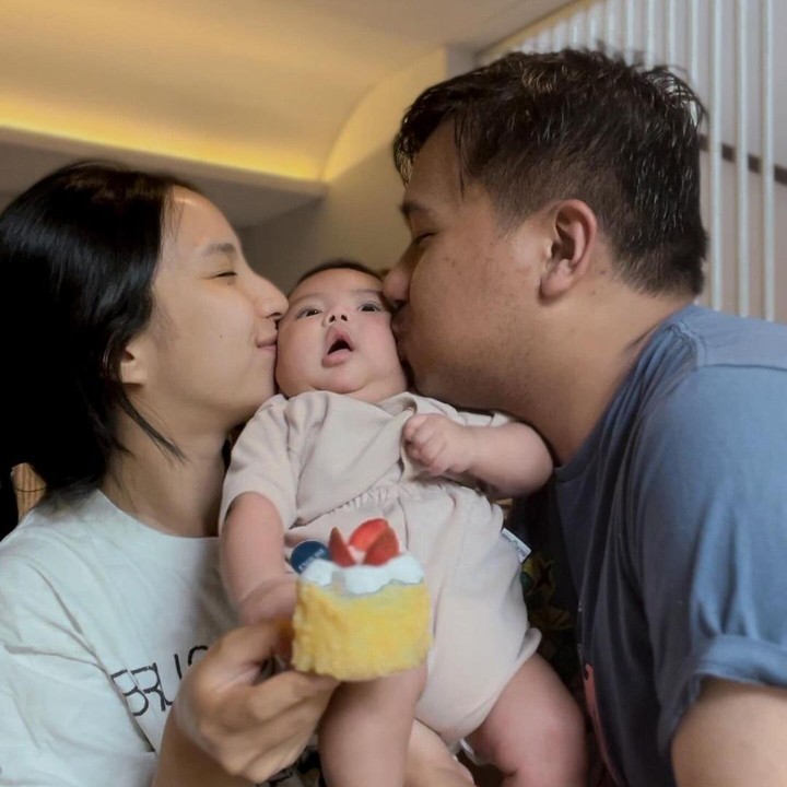 <p>Pasangan Joshua Suherman dan Clairine Clay tengah berbahagia mengasuh anak pertama mereka yang berjenis kelamin laki-laki. Putranya yang diberi nama Elio B. Suherman itu baru saja genap berusia dua bulan, Bunda. (Foto: Instagram@jojosuherman)<br /><br /><br /></p>