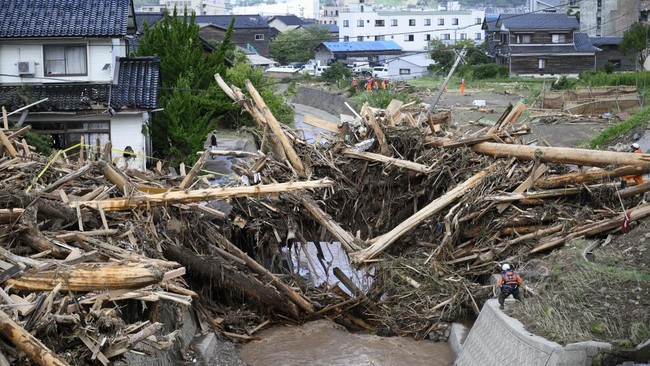 FOTO: Penampakan Banjir Bandang Terjang Jepang
