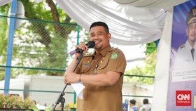 Bobby Soroti Jalan Rusak di Labusel: Ayam Saja Terbang Hindari Lubang