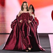 Enzy Storia dan Cinta Laura Memesona di Runway Le Defile L'Oreal Paris 2024 Paris Fashion Week