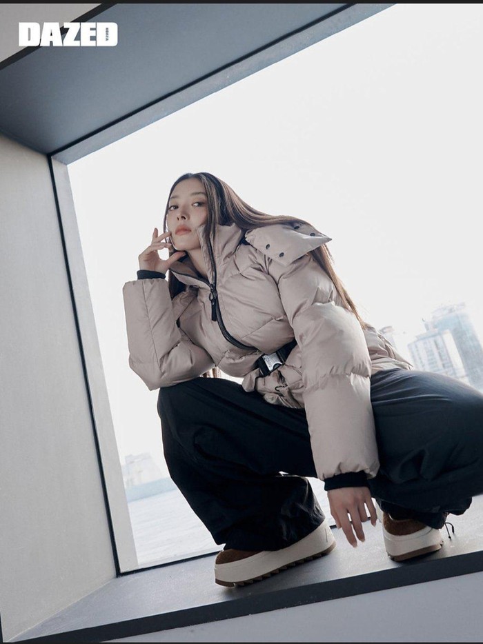 Dalam pemotretan bersama Dazed Korea edisi Oktober, ia tampil menawan dengan tema sporty dan kasual bertajuk 