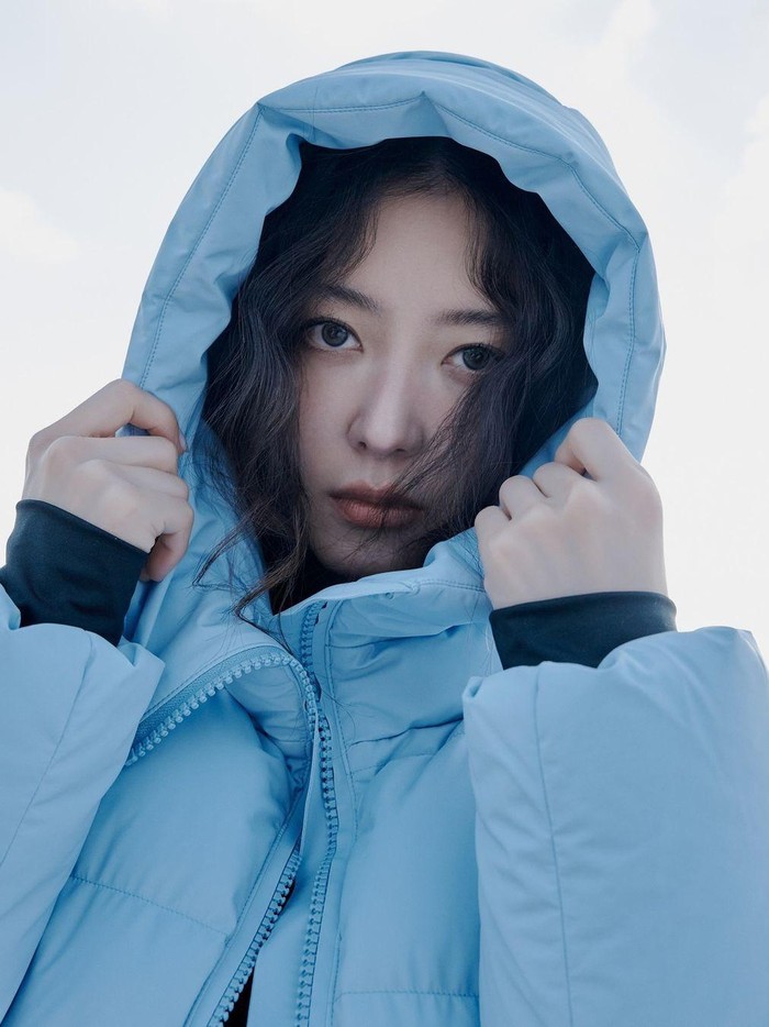 Dalam pemotretan ini, Lee Se Young juga diwawancarai dan mempromosikan drama barunya yang sangat dinanti, ‘What Comes After Love’, di mana ia beradu akting dengan aktor Jepang, Sakaguchi Kentaro./Foto: Dazed Korea