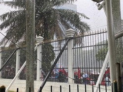 Hujan Deras, Massa Tetap Demo Hari Tani di Depan Gedung DPR