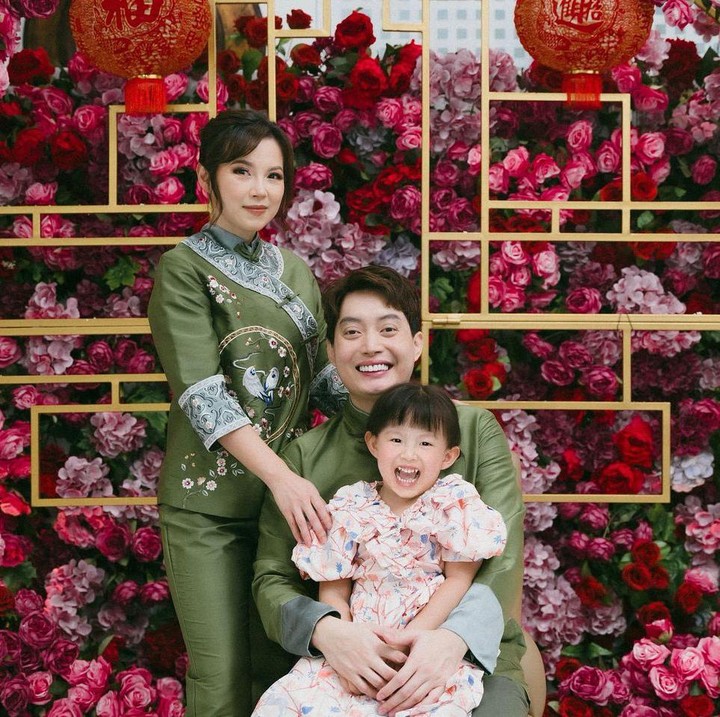<p>Edric Tjandra paling sering membagikan foto kebersamaannya dengan sang istri dan putrinya Abigail ketika perayaan hari besar. Misalnya di setiap perayaan Imlek, keluarga kecil ini selalu membagikan potret ketika mengenakan pakaian khas Hari Besar warga Tionghoa tersebut. (Foto: Instagram @edrictjandra)</p>