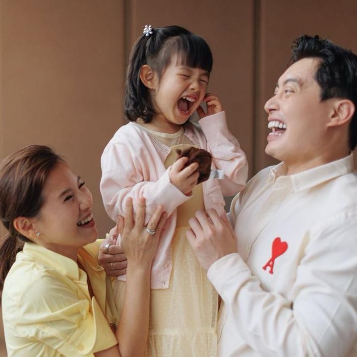 <p>Putri Edric Tjandra, Abigail, sebentar lagi berusia empat tahun, Bunda. Gaya dan tingkah dari Abigail menggemaskan banyak mencuri perhatian lho. (Foto: Instagram @edrictjandra)</p>