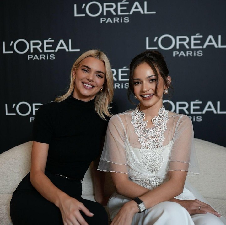 <p>Hal lain yang lebih membanggakan, Enzy juga membagikan potret duduk bersama dengan model ternama Kendall Jenner.  Enzy pun berkesempatan untuk melakukan interview dengan sang bintang, lho. "Kami baru saja menyelesaikan wawancara inspiratif dengan Kendall Jenner!" ujarnya.(Foto: Instagram @enzystoria) (Foto: Instagram @enzystoria)<br /><br /></p>
