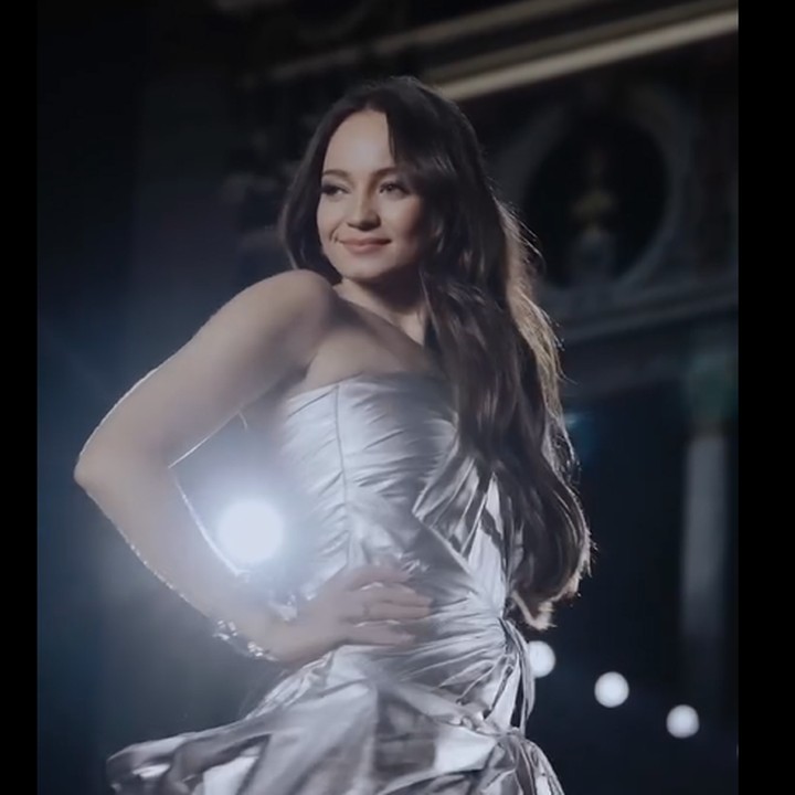 <p>Tak sekadar pujian rasa bangga, netizen juga sebut Enzy sangat cantik dan menawan, Bunda. "Wow cantik sekali. Menawan dan menakjubkan," puji @tonni***. (Foto: Instagram @enzystoria)<br /><br /><br /><br /><br /></p>