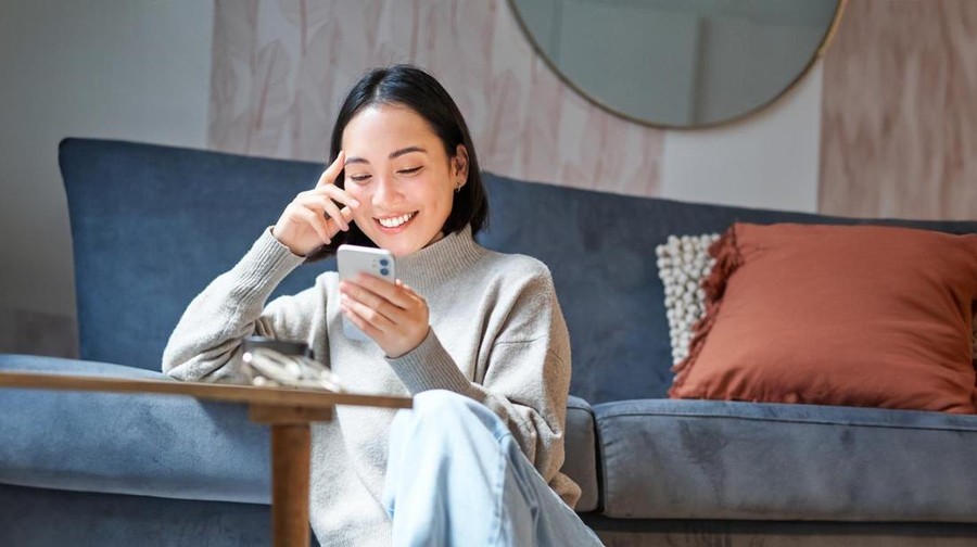 Ilustrasi orang sedang chatting atau mengobrol lewat HP