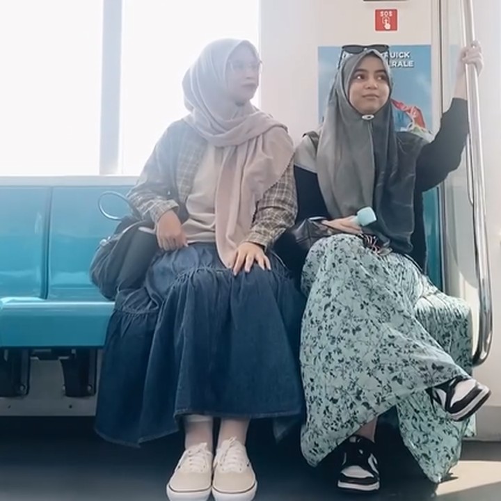 <p>Dalam unggahan tersebut, Ines dan Sienna terlihat hangout bareng, nih. Keduanya memilih menghabiskan waktu bersama dengan jalan-jalan ke beberapa titik di Jakarta menggunakan transportasi umum. (Foto: Instagram @nesyanabila)<br /><br /><br /></p>