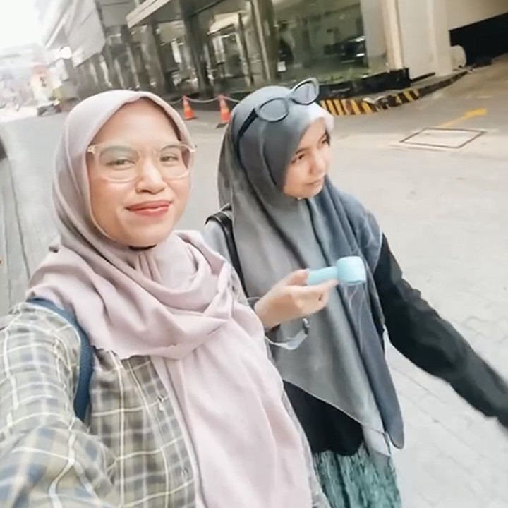 <p>Banyak netizen yang antusias melihat postingan Bunda Ines. Mereka menyebut keduanya seperti kakak dan adik bahkan bestie. "Berasa kayak lain main sama bestie mamanes," ujar akun @nindi****, "Masya allah tabarakallah.. sehat2 selalu mamanies dan anak gadisnyaa," sambung akun @raesit****. (Foto: Instagram @nesyanabila)</p>