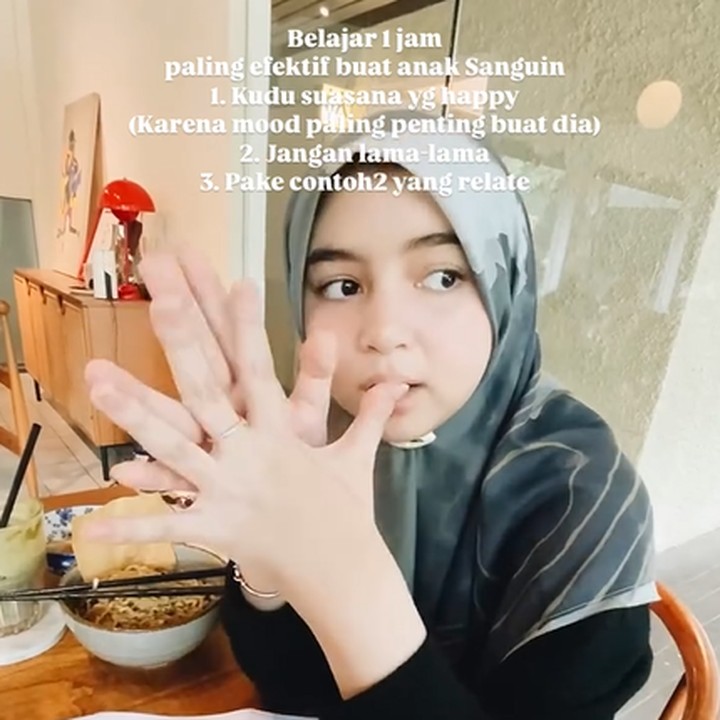 <p>Ines sebut ini merupakan cara efektif untuk Sienna belajar. Putrinya harus merasa nyaman, tenang, dan tak perlu waktu yang lama untuk menyerap pelajarannya. "Belajar 1 jam paling efektif buat anak Sanguin. 1. Kudu suasana yg happy (karena mood paling penting buat dia), 2. Jangan lama-lama, 3. Pake contoh2 yang relate," tulisnya. (Foto: Instagram @nesyanabila)<br /><br /><br /></p>
