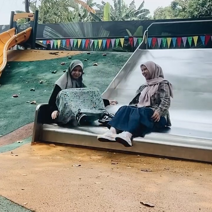<p>Ines sendiri tampaknya memang sengaja membawa Sienna jalan-jalan cari aktivitas liburan. Di sela-sela liburan ini, Sienna tetap belajar, lho. (Foto: Instagram @nesyanabila)<br /><br /><br /></p>