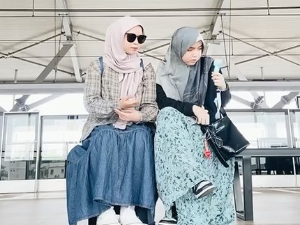 7 Potret Nesyana Ayu Nabila Habiskan Waktu Bersama Sienna, Belajar di Kafe hingga ke Toko K-Pop