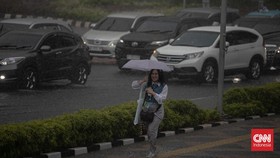 Hujan Deras Saat Perjalanan Mudik, Jangan Nyalakan Lampu Hazard