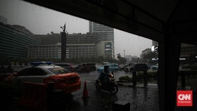 FOTO: Hujan Angin dan Petir di Sejumlah Wilayah Jakarta Siang Ini