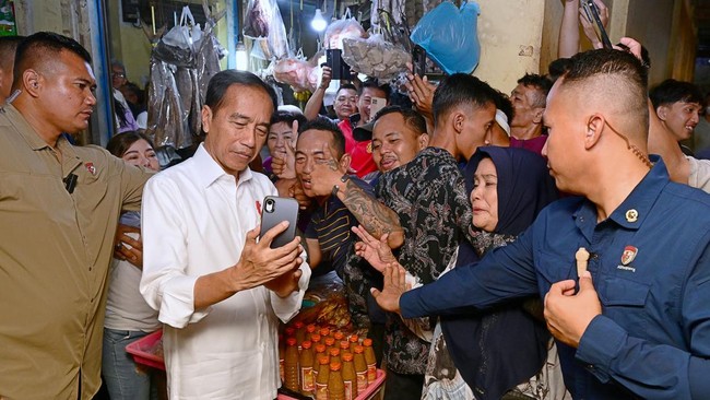 Jokowi menyinggung mengenai masa transisi pemerintahan ke Prabowo, mengingat masa jabatannya bakal berhujung pada 20 Oktober 2024.