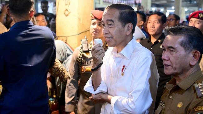 Usai meninjau pasar dan berjumpa pedagang kecil, Jokowi mengatakan, "Pertama kali saya ke Kabupaten Berau saya sangat kaget sekali, antusias masyarakat di sini."