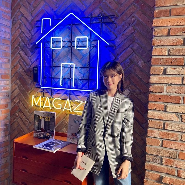 <p>Selain berakting, Jung So Min juga meluncurkan <em>single</em> lewat <em>soundtrack</em> drama Korea dan berpartisipasi di pertunjukan teater. Tak hanya itu, namanya cukup dikenal di bidang mode dan kecantikan. Wajahnya yang cantik kerap tampil di berbagai iklan dan pemotretan majalah. (Foto: Instagram @somin_jj)</p>