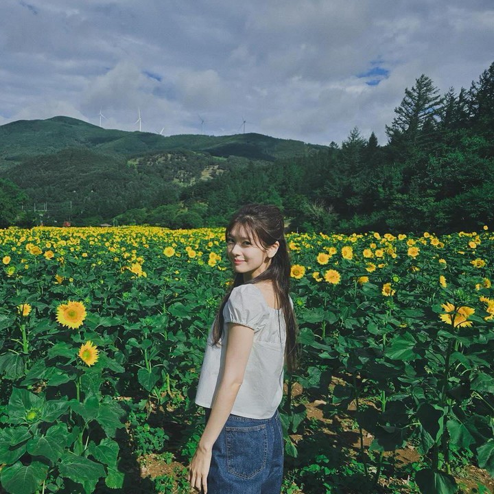 <p>Saat ini, namanya kembali dibicarakan lewat drama Korea romantis berjudul <em>Love Next Door.</em> Serial terbaru itu menampilkan Jung So Min sebagai Bae Seok Ryu. Meski sudah berusia 35 tahun, penampilannya tetap terlihat awet muda ya, Bunda? (Foto: Instagram @somin_jj)</p>