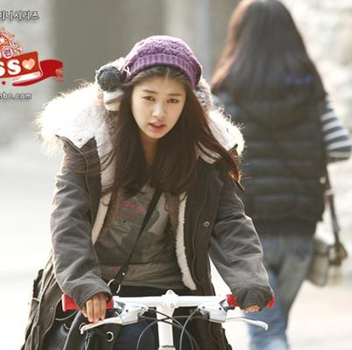 <p>Salah satu peran Jung So Min yang sangat ikonik adalah ketika membintangi drama Korea lawas berjudul <em>Playful Kiss.</em> Dalam serial yang tayang pada 2010 itu, ia memerankan tokoh utama bernama Oh Ha Ni dan beradu peran dengan Kim Hyun Joong. (Foto: MBC)</p>
