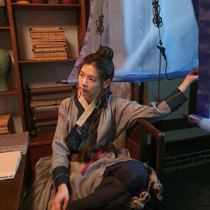 <p>Pada 2022, Jung So Min memukau penonton lewat perannya di drama Korea fantasi berjudul<em> Alchemy of Souls.</em> Drakor yang mengambil latar waktu lampau itu mengisahkan tentang roh prajurit bernama Nak Su yang terjebak di tubuh perempuan lemah, Mu Deok. Jun So Min memainkan karakter tersebut pada musim pertamanya, Bunda. (Foto: Instagram @somin_jj)</p>
