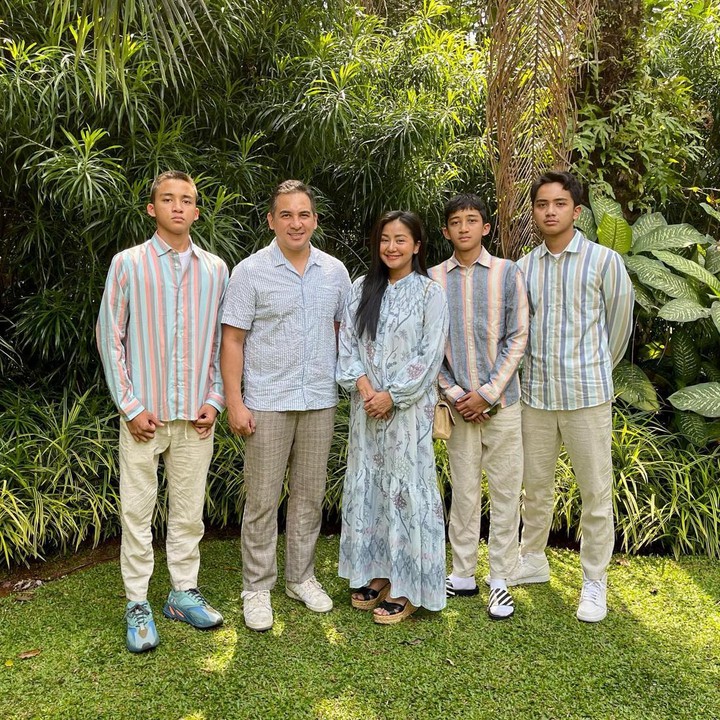 <p>Keluarga Amara dan Frans Mohede menjadi salah satu keluarga artis yang jauh dari gosip. Keduanya hidup harmonis bersama ketiga anak mereka. (Foto: Instagram @amaranggana)</p>