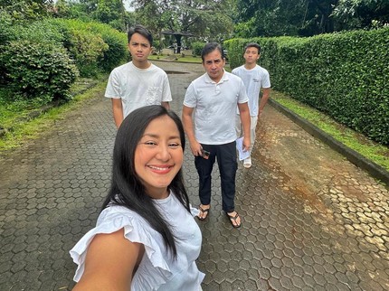 7 Potret Amara & Frans Mohede Bersama Ketiga Anak Laki-lakinya, Sang Bunda Jadi Paling Imut
