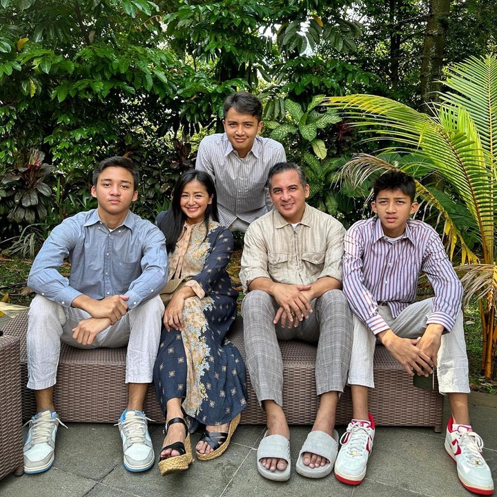 <p>Anak kedua mereka, Janitra Nathaniel Sambawikrama Mohede saat ini sudah berusia 18 tahun. Sementara itu, putra bungsu yang bernama Rajaswa Nathaniel Sangkarawirya Mohede baru menginjak usia 15 tahun. (Foto: Instagram @amaranggana)</p>