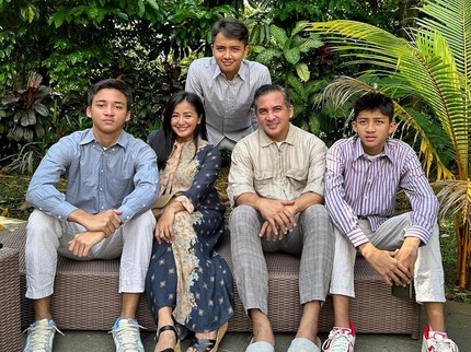7 Potret Keluarga Amara & Frans Mohede, Harmonis Bersama Tiga Anak Laki-laki