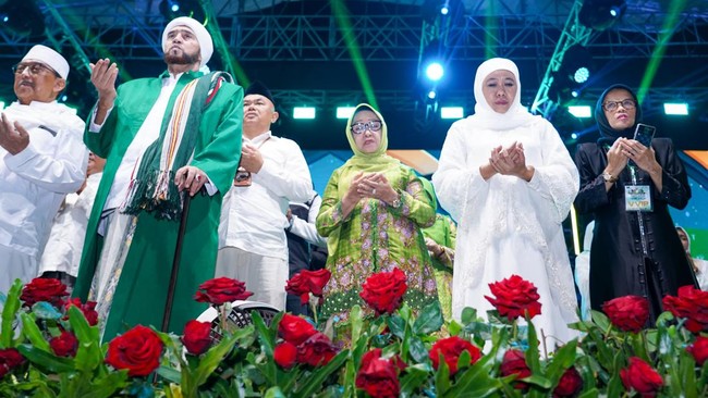 Ketua Umum PP Muslimat NU, Khofifah Indar Parawansa menghadiri aktivitas Muslimat NU Bersholawat di Alun Alun Kabupaten Jombang, Senin (24/9) malam.