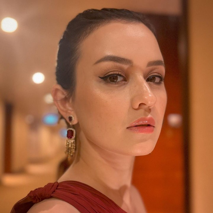 <p>Misalnya saja dalam unggahan berikut ini, ia hadir di acara ASEAN Film Festival 2024 di Hong Kong. Kimberly hadir sebagai salah satu pemain film <em>Bangsal Isolasi</em> yang dirilis tahun ini. "<em>In HongKong for the ASEAN Film Festival 2024</em>. @filmbangsalisolasi adalah salah satu dari 2 film yang terpilih untuk merepresentasikan Indonesia di ASEAN Film Festival 2024. Seneng bangat banyak <em>response</em> yang baik, semoga kedepannya banyak kerjasama antara Indonesia dan negara-negara ASEAN yang lainnya! Yang belum nonton ditunggu ya di Netflix akhir tahun ini," tulisnya. (Foto: Instagram @kimbrlyryder)<br /><br /><br /></p>