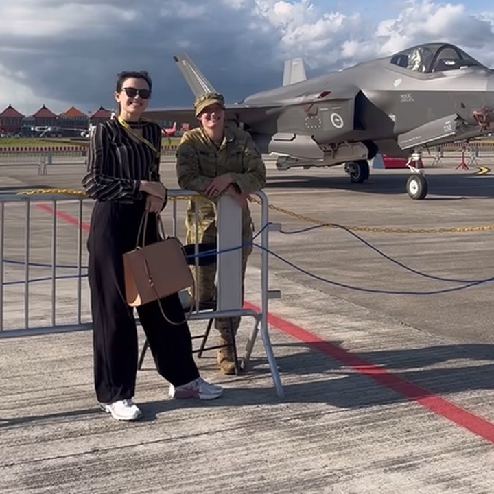 <p>Pada unggahan lainnya, Kim juga terlihat menikmati kegiatannya saat menyaksikan beberapa pesawat di landasan pacu. "Melihat beberapa hal keren kemarin @baliairshow #BaliAirShow2024," tuturnya. (Foto: Instagram @kimbrlyryder)<br /><br /><br /></p>