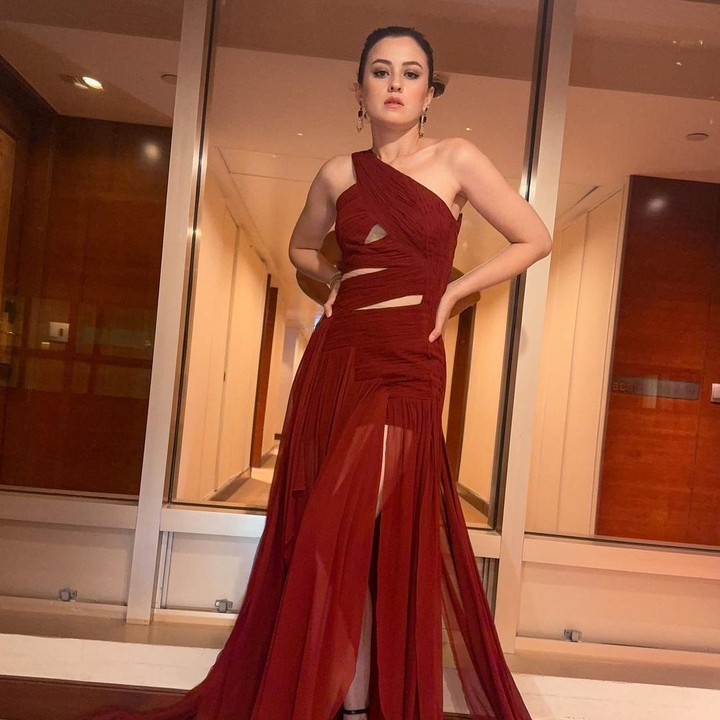 <p>Dalam acara ini, Kim tampil memukau dengan gaun merah yang membalut tubuh semampainya. Netizen pun banyak yang memuji penampilannya dalam potret tersebut. "Kimberly tuh paket komplit. Cantik, cerdas,<em> good attitude</em>, sabar,<em> low profile, high class,</em>" puji akun @scarlet*****.(Foto: Instagram @kimbrlyryder)<br /><br /><br /></p>