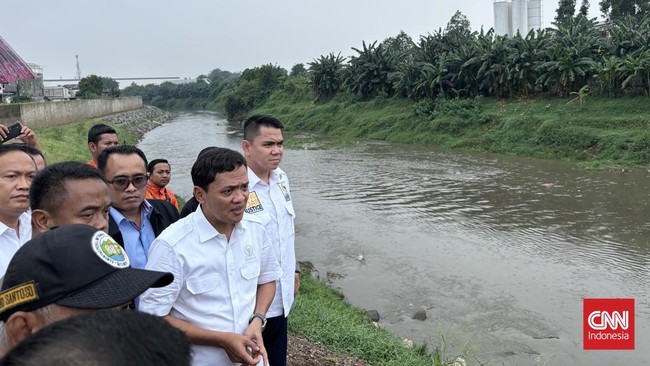 Pimpinan dan sejumlah personil Komisi III DPR meninjau tempat kejadian perkara (TKP) tujuh remaja laki-laki tewas di Kali Bekasi, Selasa (24/9).